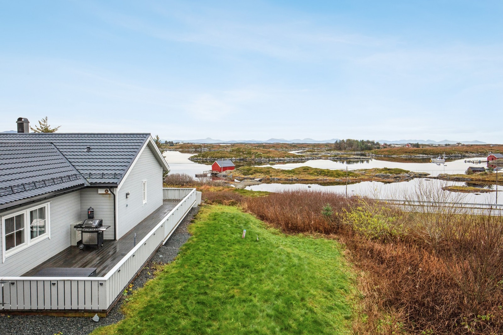 Stor og sjønær eiendom med enebolig og garasje Galleribilde