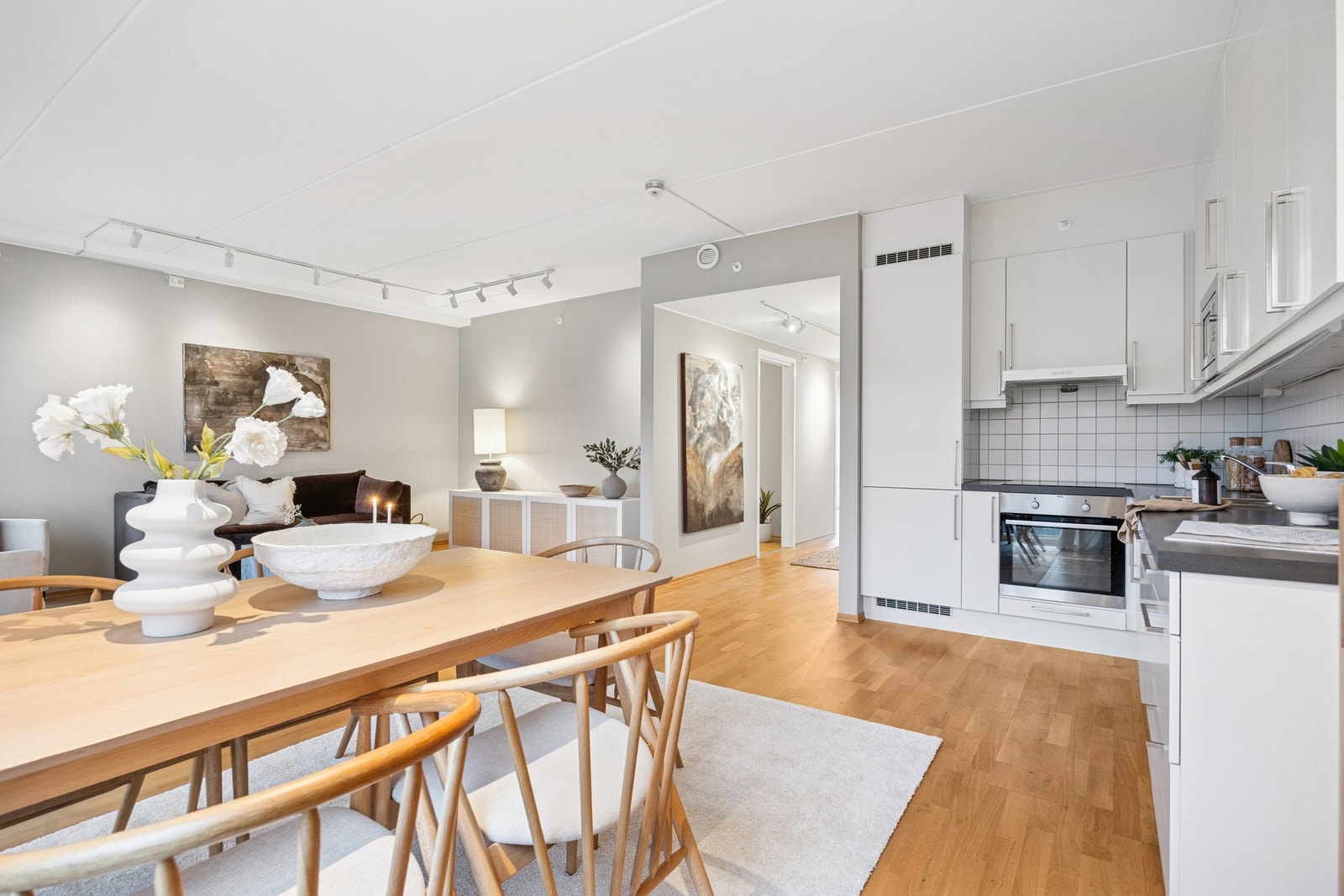 Leiligheten har en åpen kjøkkenløsning som skaper en mer sosial ramme. Galleribilde