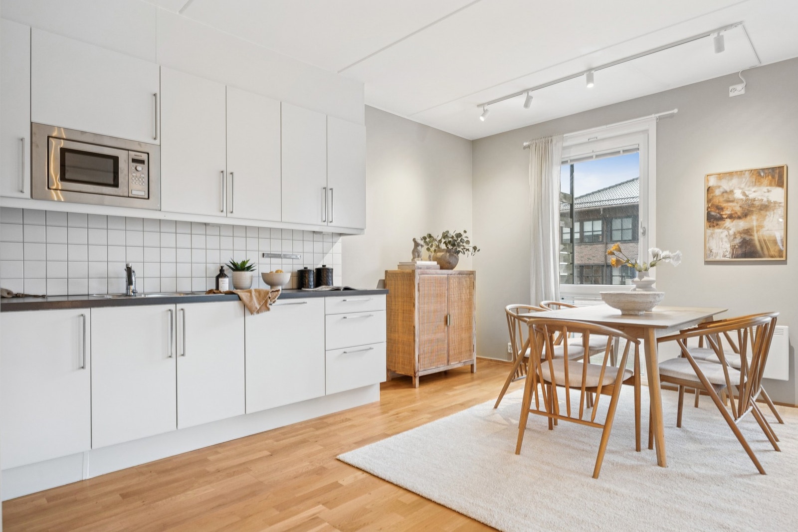 Kjøkkenet har rikelig med oppbevaring og skapplass. Galleribilde