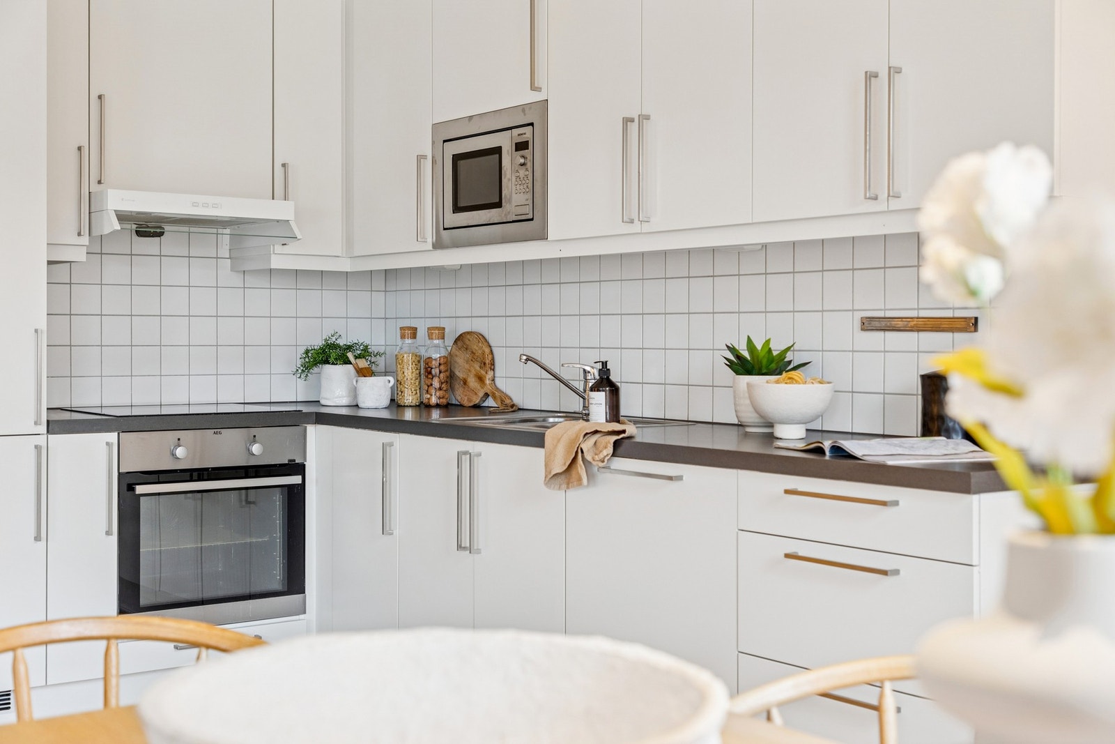 Kjøkkenet har intergrerte hvitevarer som platetopp, oppvaskmaskin, mikrobølgeovn og kjøleskap med fryser. Galleribilde