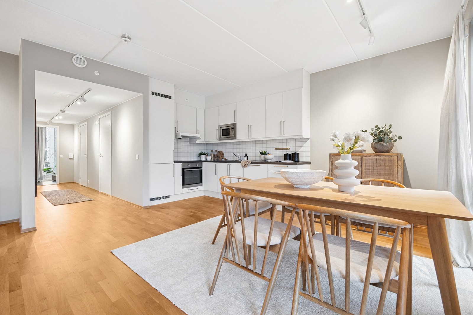 Leiligheten har en åpen kjøkkenløsning som skaper en mer sosial ramme. Galleribilde