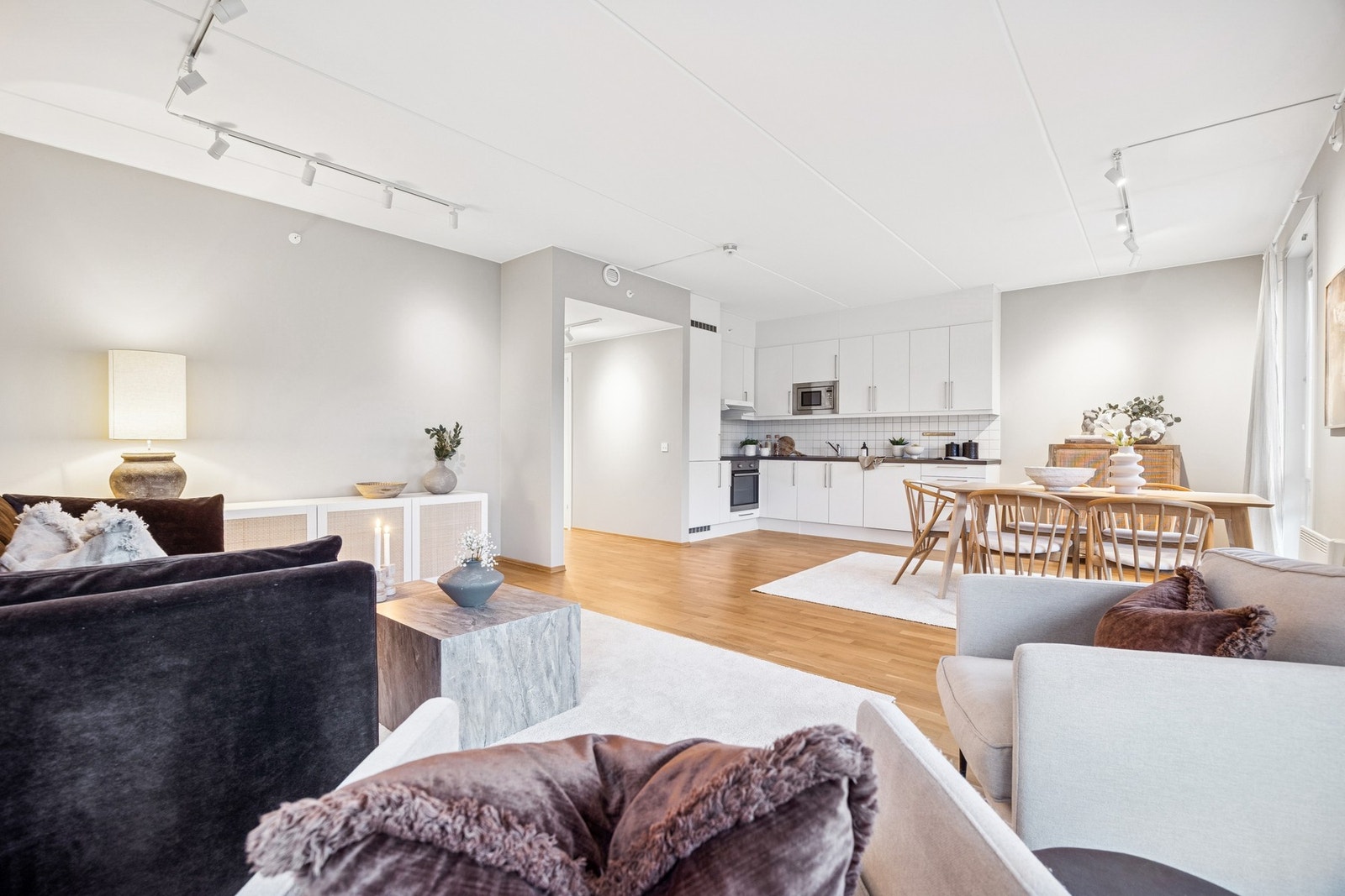 Stuen og kjøkkenet har en åpen løsning og måler totalt 34 kvm. Galleribilde