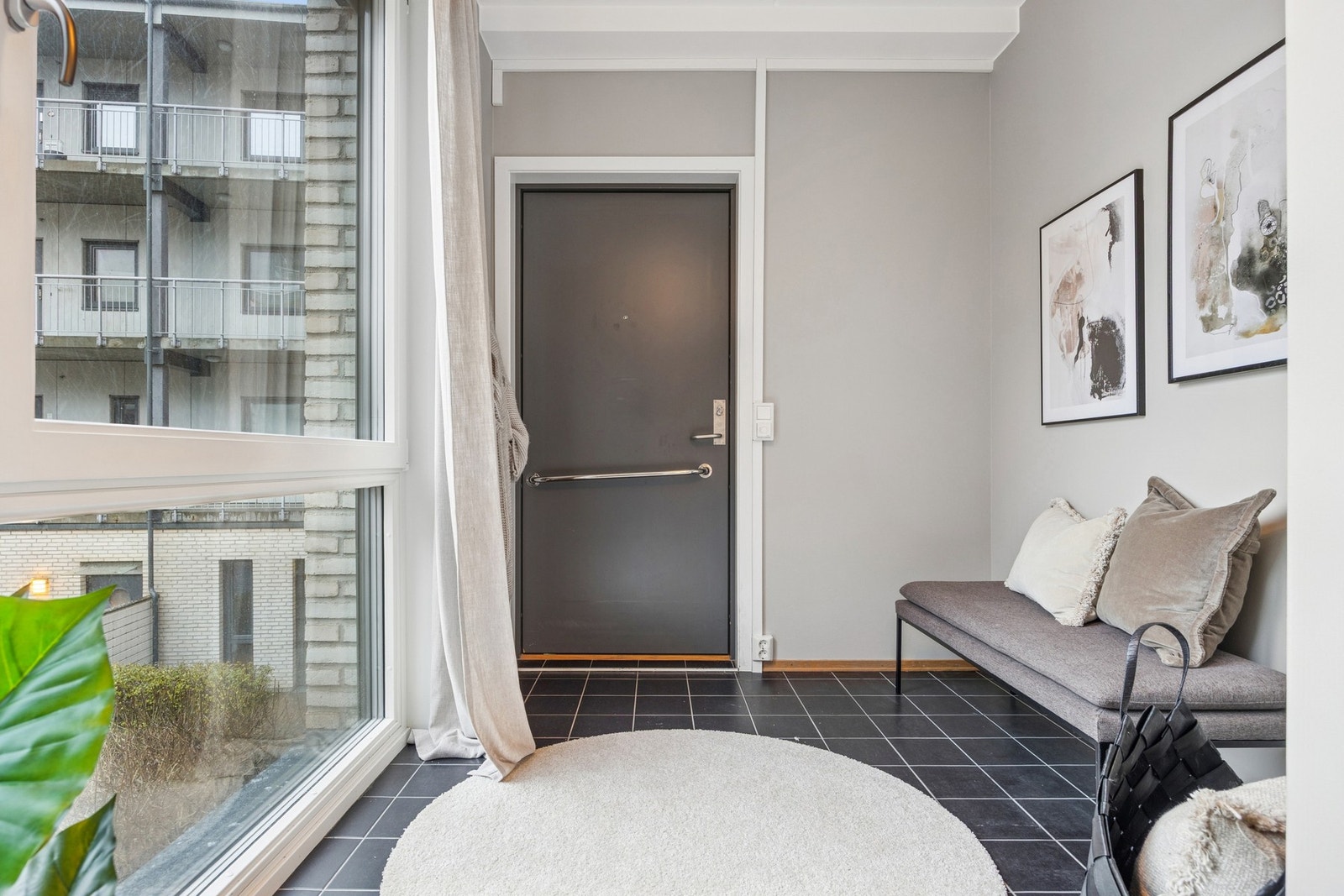 Stilren éntre med gode oppbevaringsmuligheter. Galleribilde