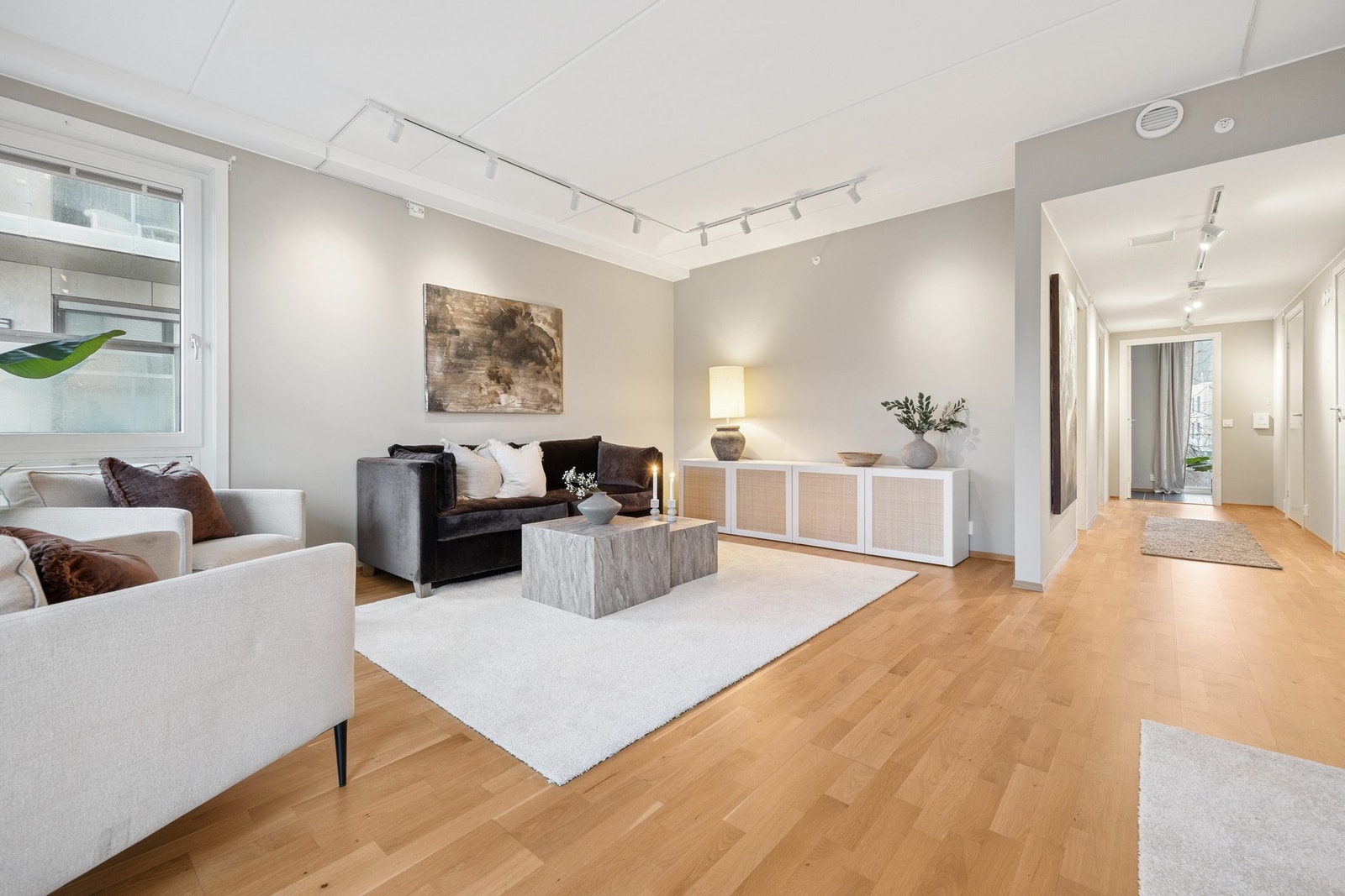 Lys og romslig stue med gode innredningsmuligheter til sofagruppe og tv-møblement Galleribilde