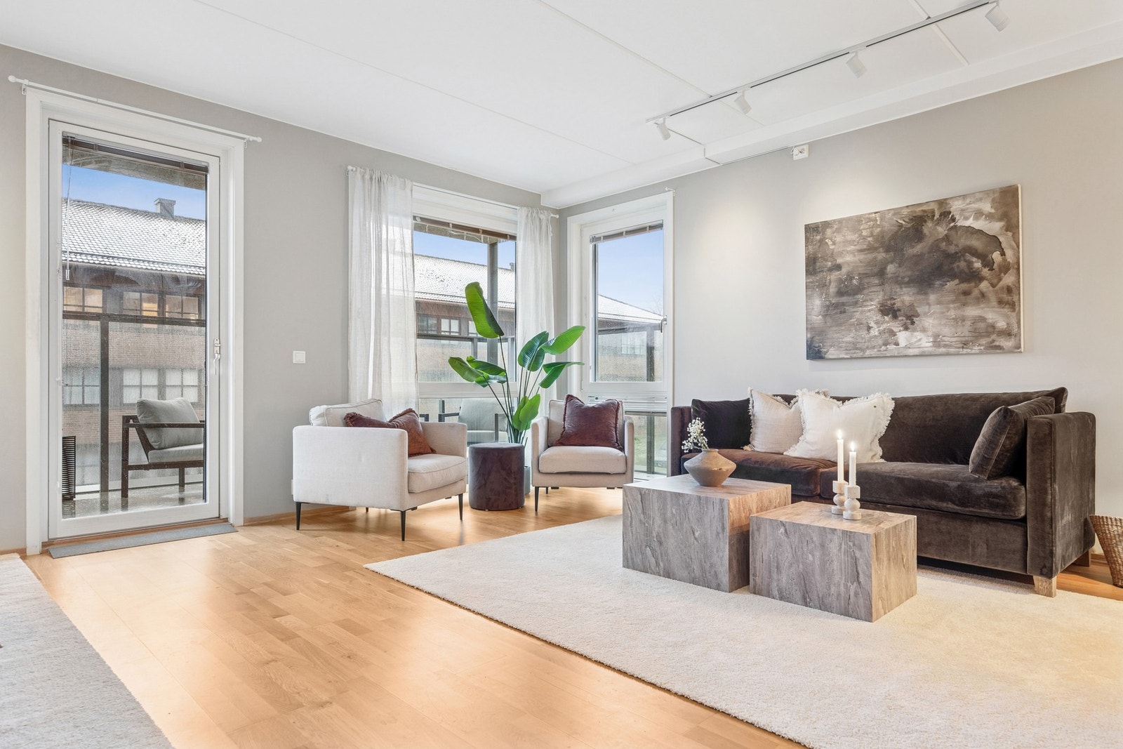 Lys og åpen stue med god takhøyde og store vindusflater som gir rikelig med naturlig lys. Galleribilde