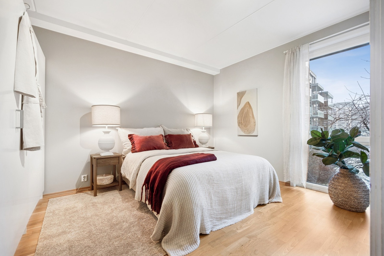 Stort hovedsoverom malt i moderne farger. Galleribilde