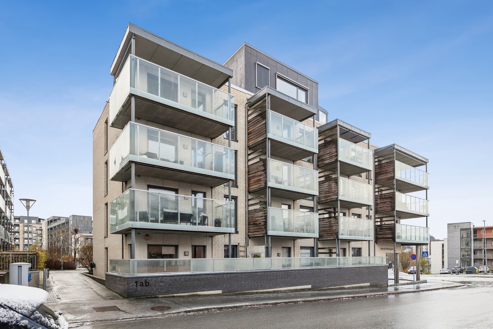 Velholdt byggningsfasade med moderne uttrykk. Galleribilde