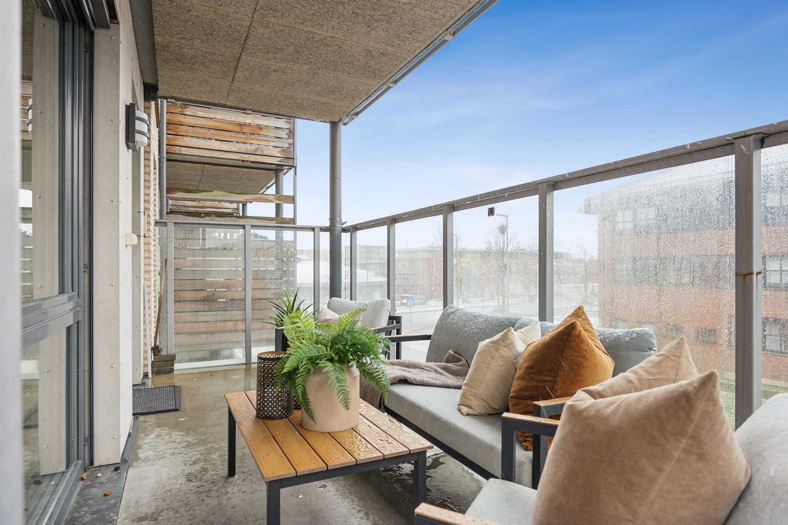 Balkong med god plass til utemøbler. Galleribilde