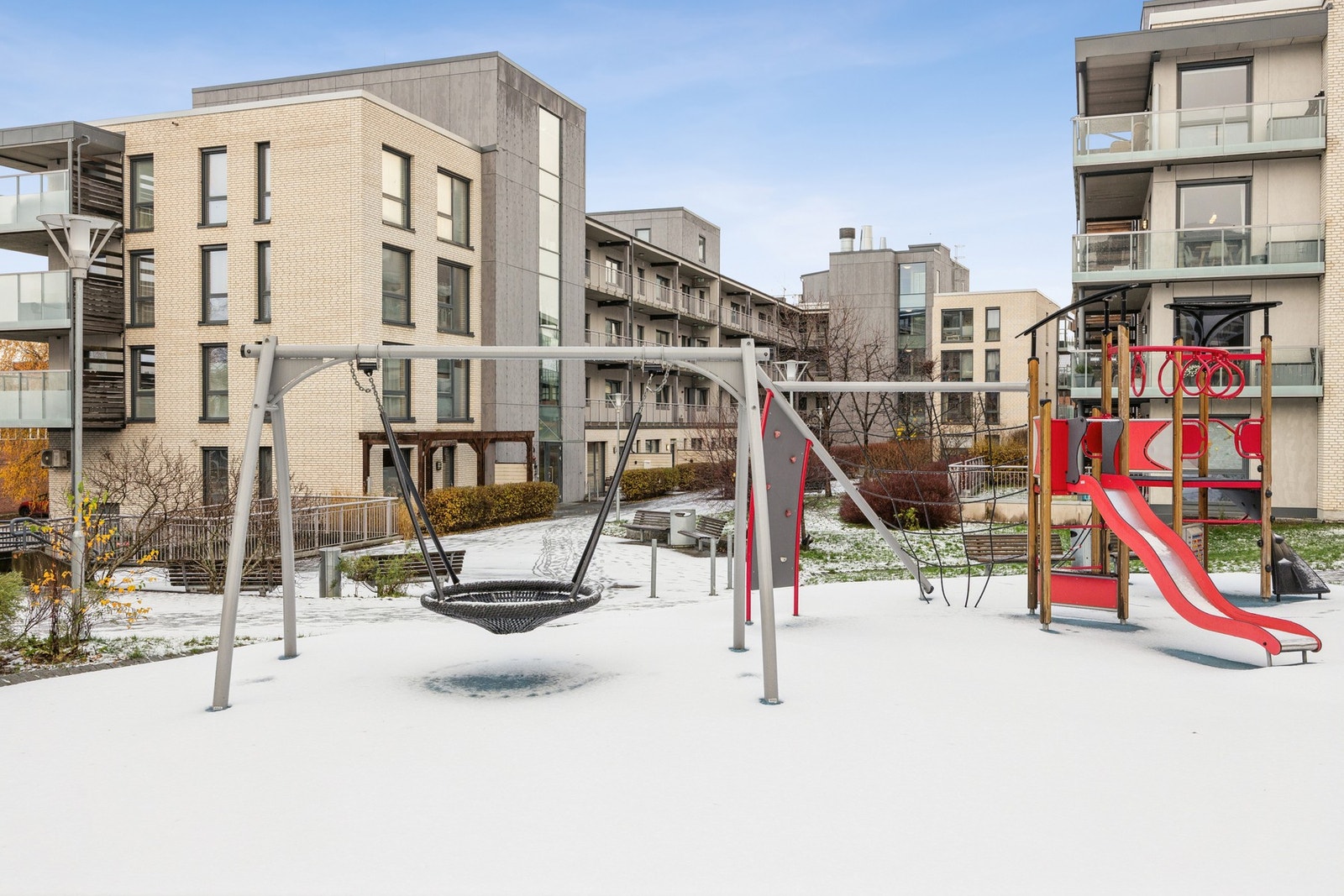 Her bor du sentralt med kort vei til sentrum, samt alt av servicefunksjoner en trenger til daglig. Ikke langt fra boligen går Ladestien som strekker seg fra Ladehammerkaia til Grilstadfjæra. Galleribilde