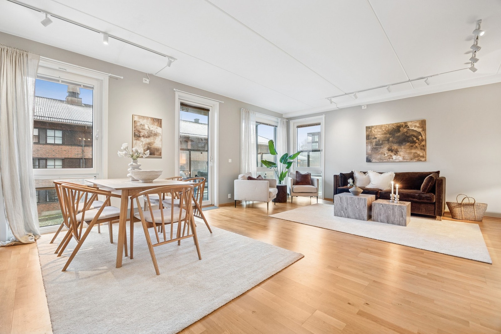 Innbydende oppholdsrom med god plass til sofa- og spisegruppe. Galleribilde