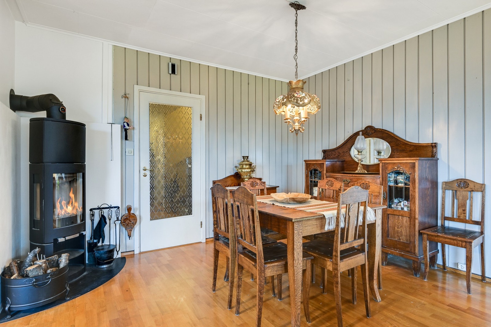 Spisestue med nyere og stilig peisovn - det er også nytt rør i pipa Galleribilde