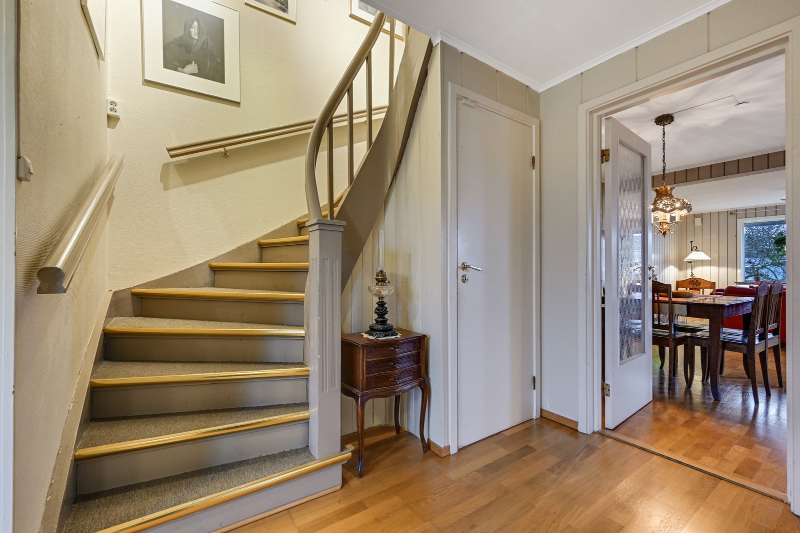 Pen, original trapp opp til 2. etasje - den hvite døren er ned til kjelleren Galleribilde