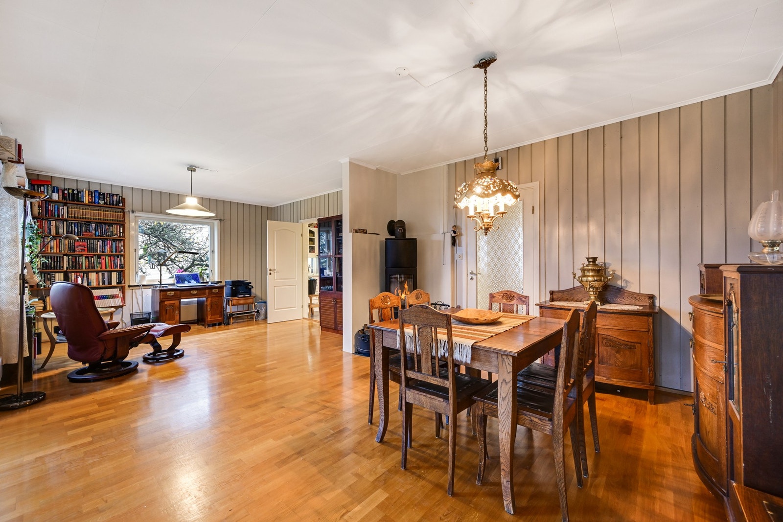 Døren til høyre er til entreen og døren til venstre er ut til kjøkkenet Galleribilde