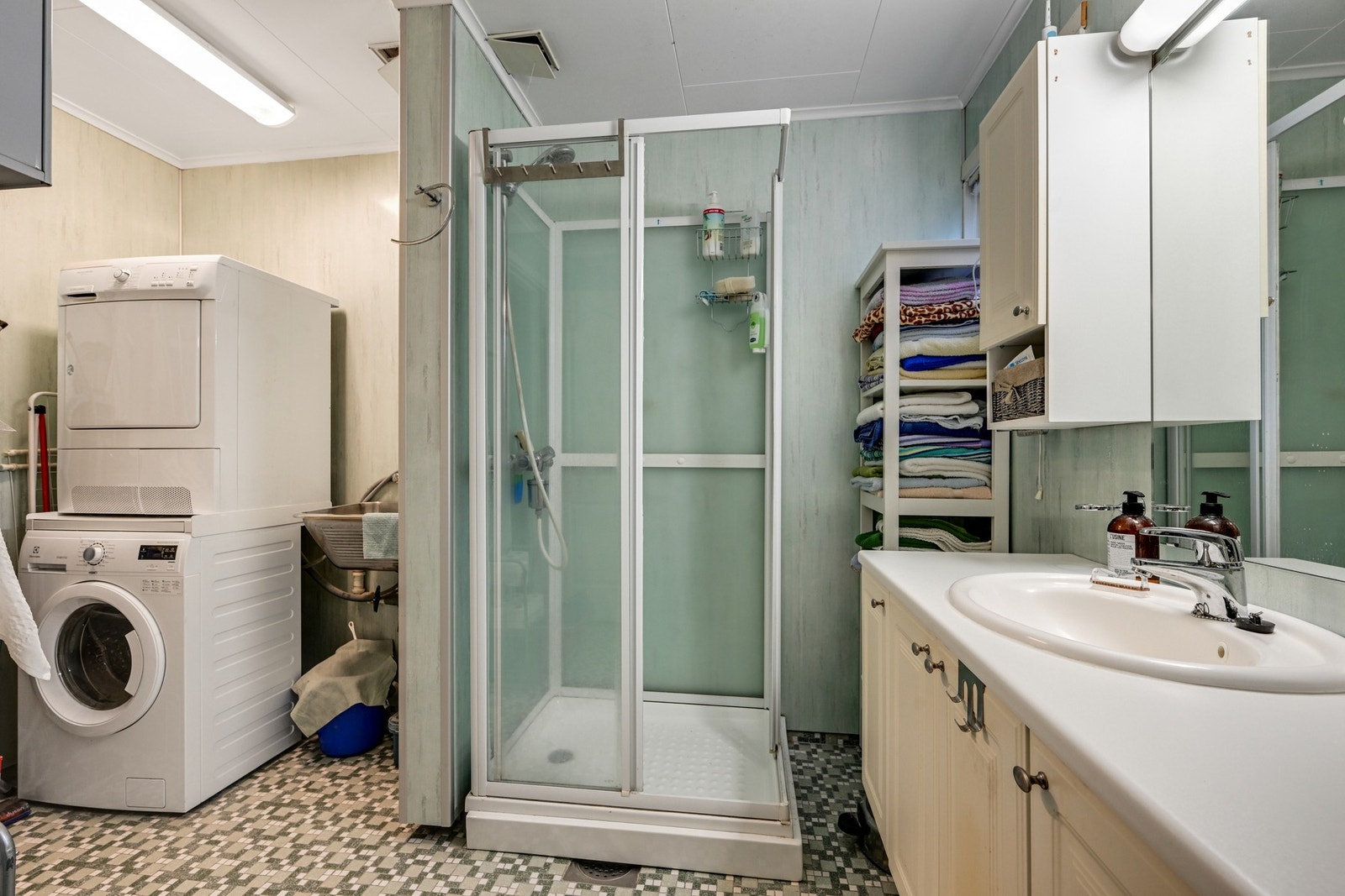 Et romslig bad med egen "vaskeavd." m/ skyllekum Galleribilde