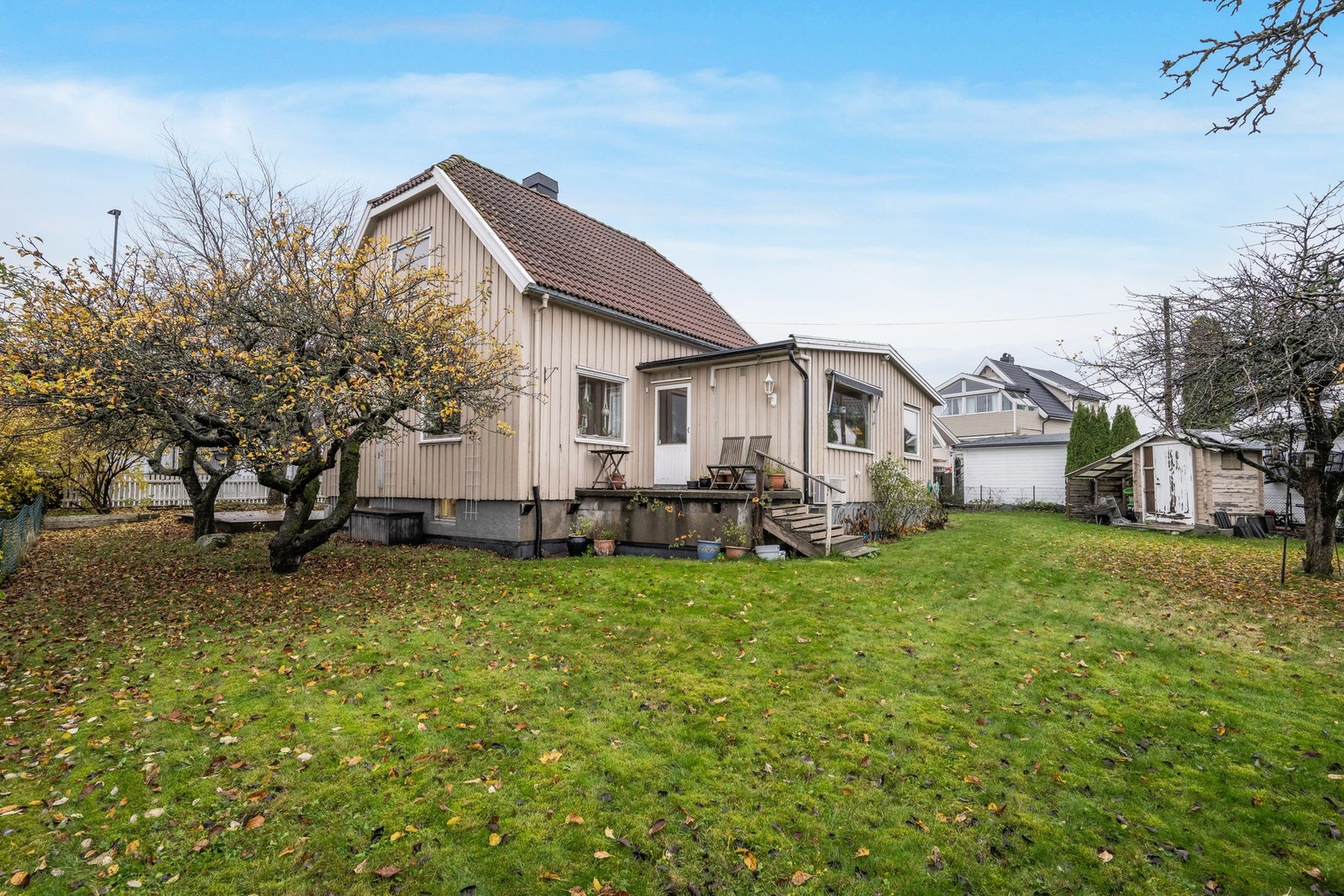 Da avslutter vi rundturen med noen flere bilder av den frodige og flotte hagetomten - her det høst i Baglerveien Galleribilde