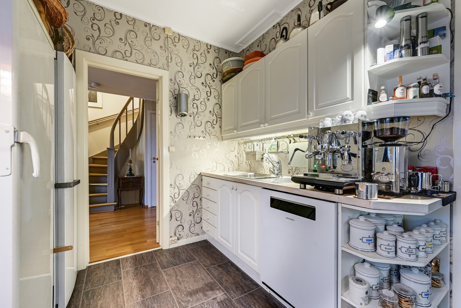 Lyst kjøkken - vi ser mot entreen og trappa opp til 2. etasje Galleribilde