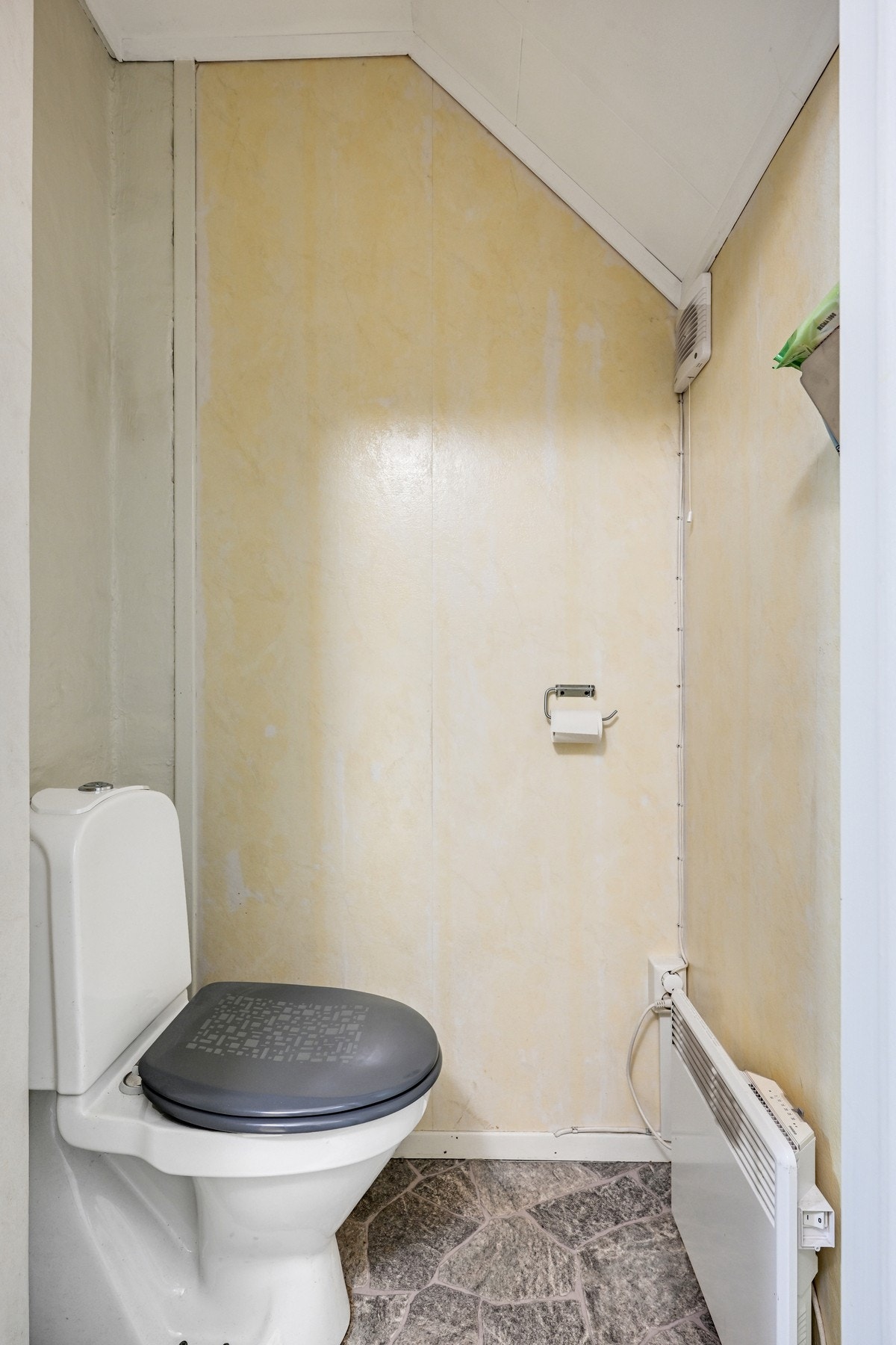 På toppen av trappa finner vi et wc-rom Galleribilde