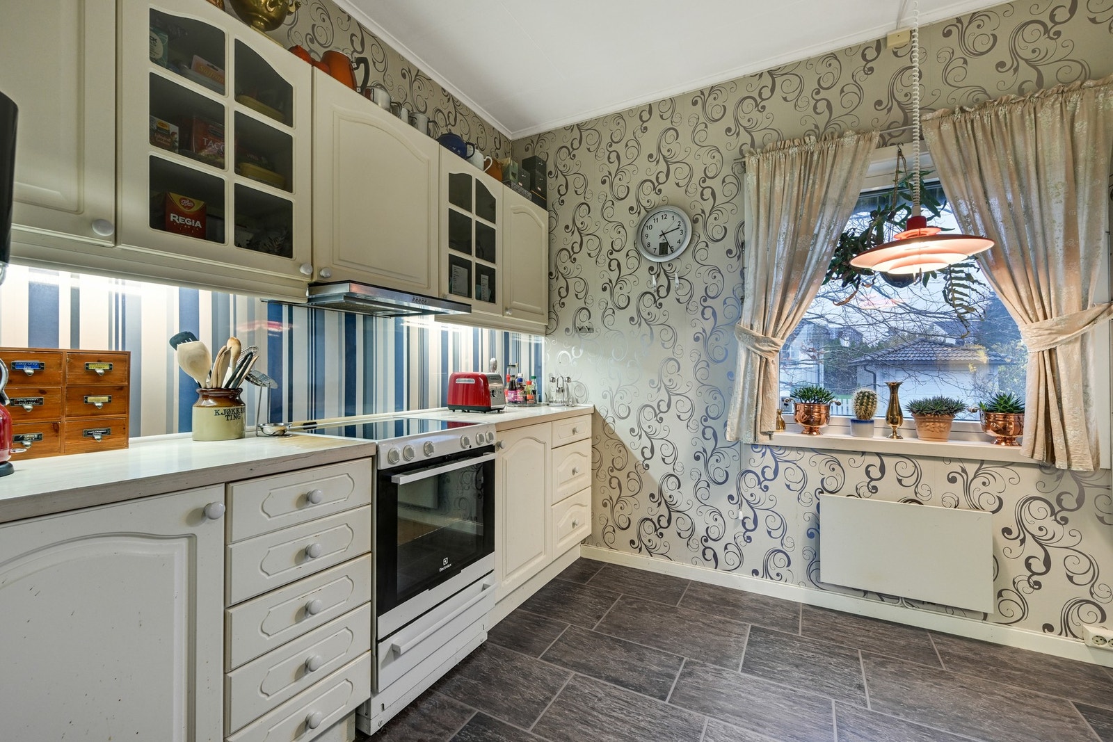 Kjøkkenet ligger vegg i vegg med stua så får ny eier vurdere om man ønsker en mer åpen løsning Galleribilde