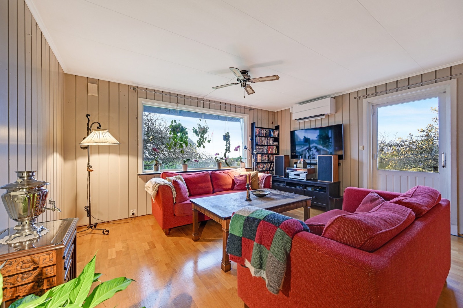 Sofakrok med dør ut til en lun og usjenert terrasse Galleribilde