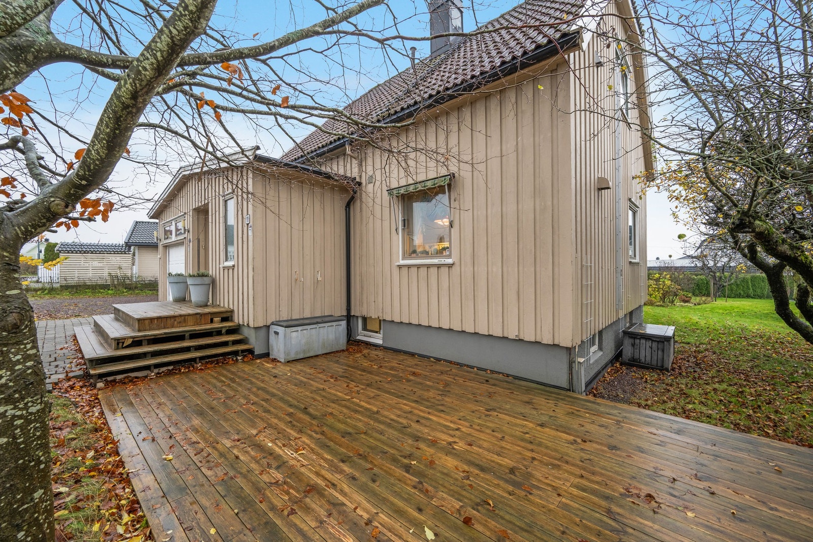 Stor uteplass mot syd/vest med ettermiddag/kvelds-sol Galleribilde