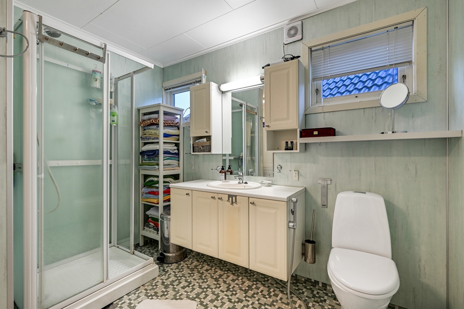 Leilighetens bad ligger i soveromsfløyen Galleribilde