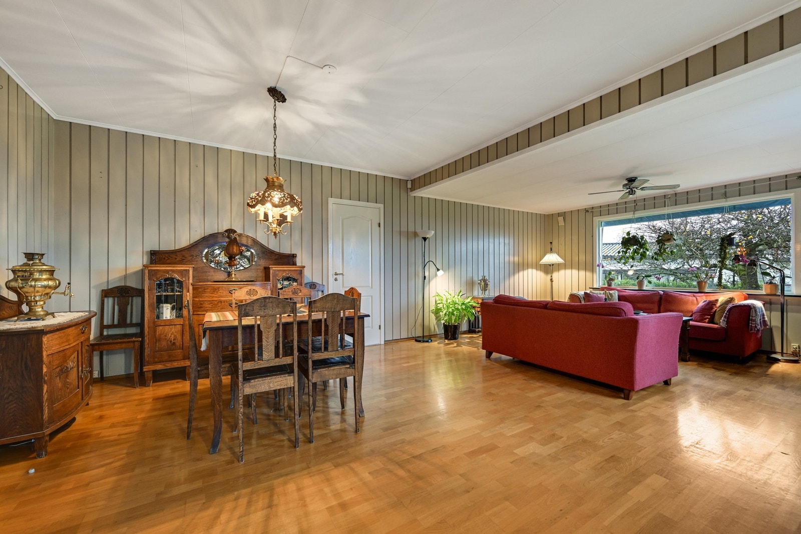 I den romslige stua er det god plass for både spisestue og flere sofaer Galleribilde