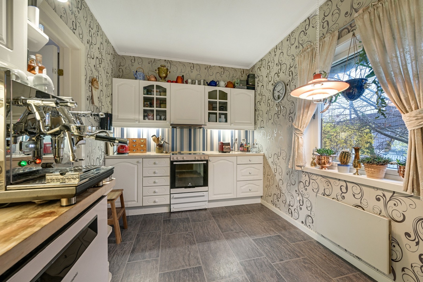 Med plass for kjøkkenbord ved vinduet Galleribilde