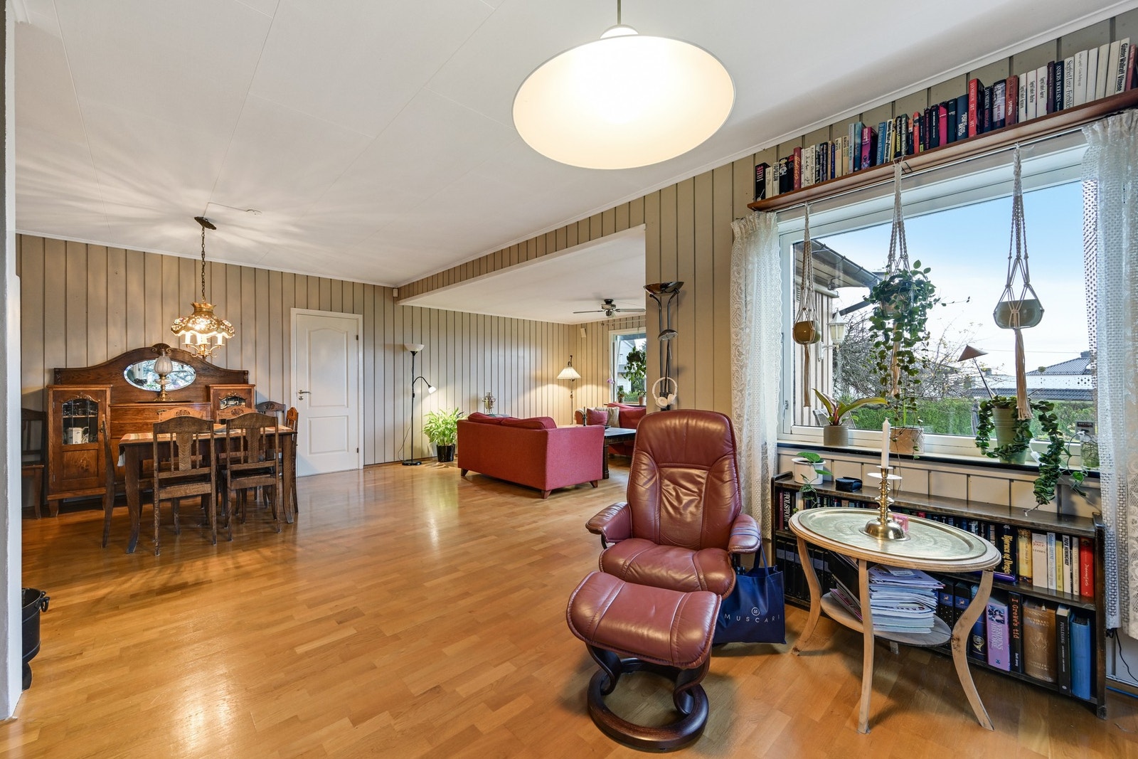 Det er eikeparkett og malt/panelte vegger Galleribilde