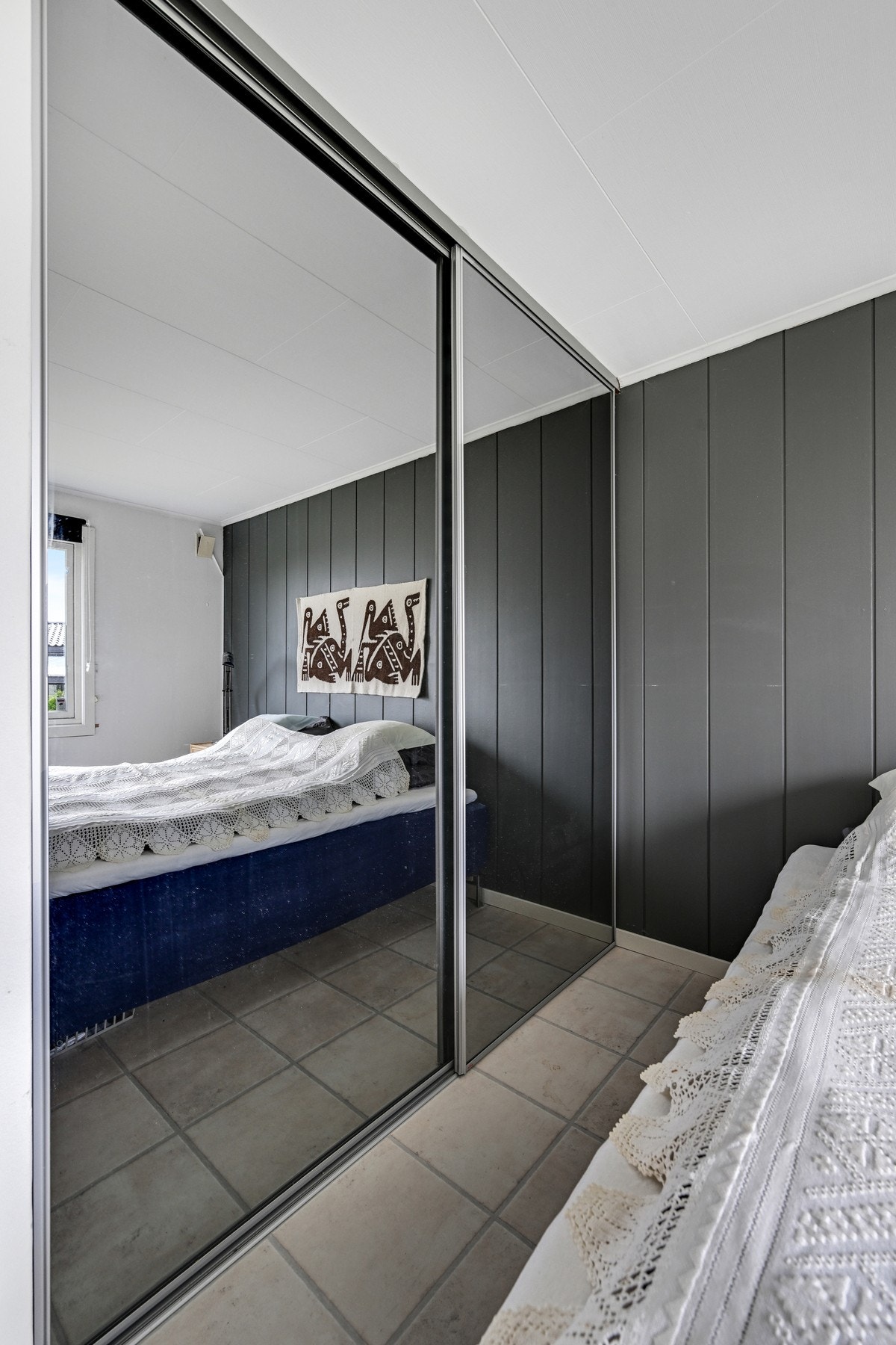 Dette soverommet har også en stor skyvedørsgarderobe Galleribilde