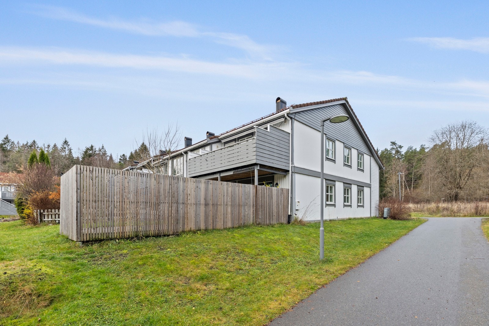 Munkebekken 428 A ligger i et stille og barnevennlig nabolag, med Østmarka som nærmeste nabo. Galleribilde