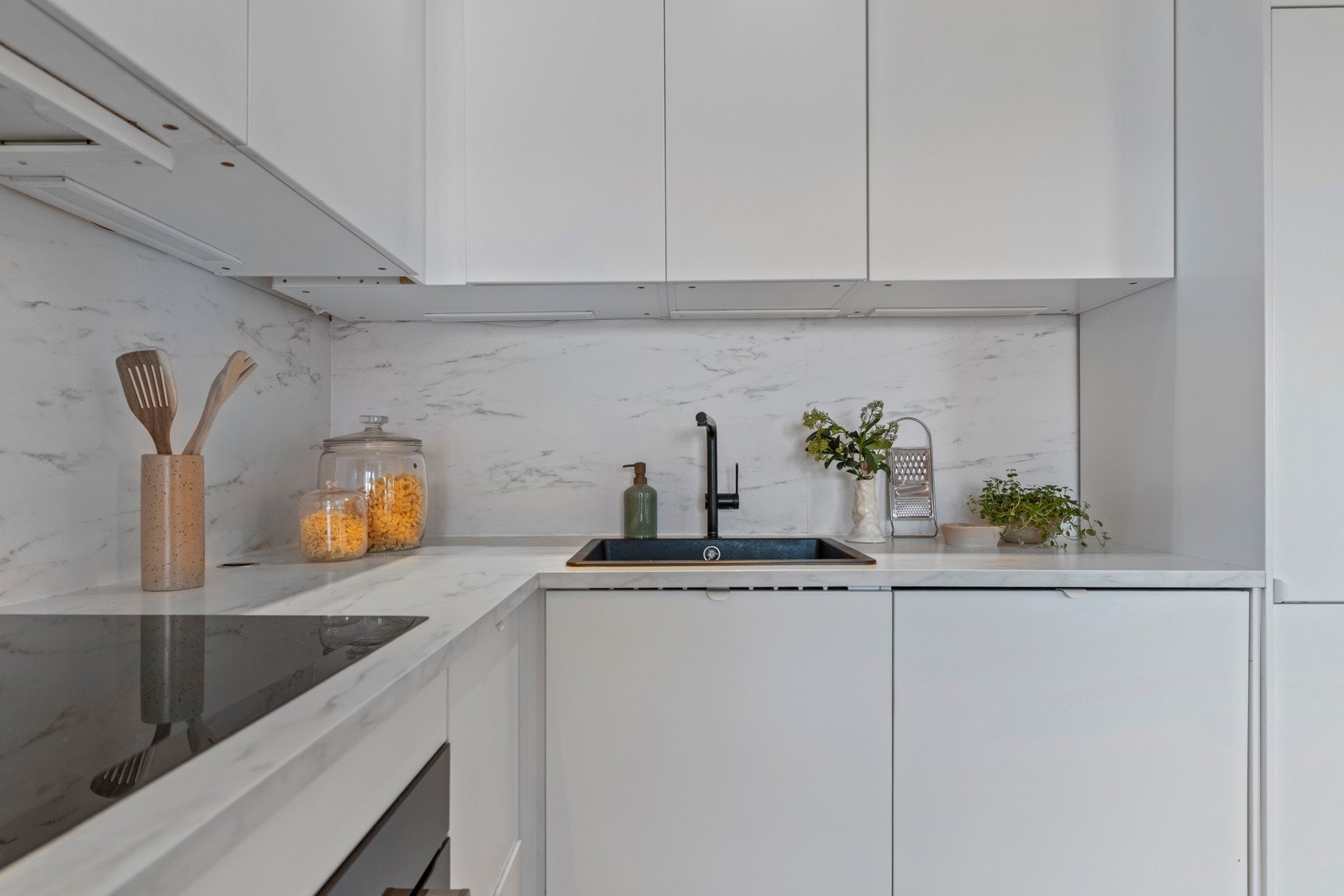 Kjøkkeninnredningen har glatte fronter og her er det rikelig med benkeplass samt gode oppbevaringsmuligheter i over- og underskap. Galleribilde