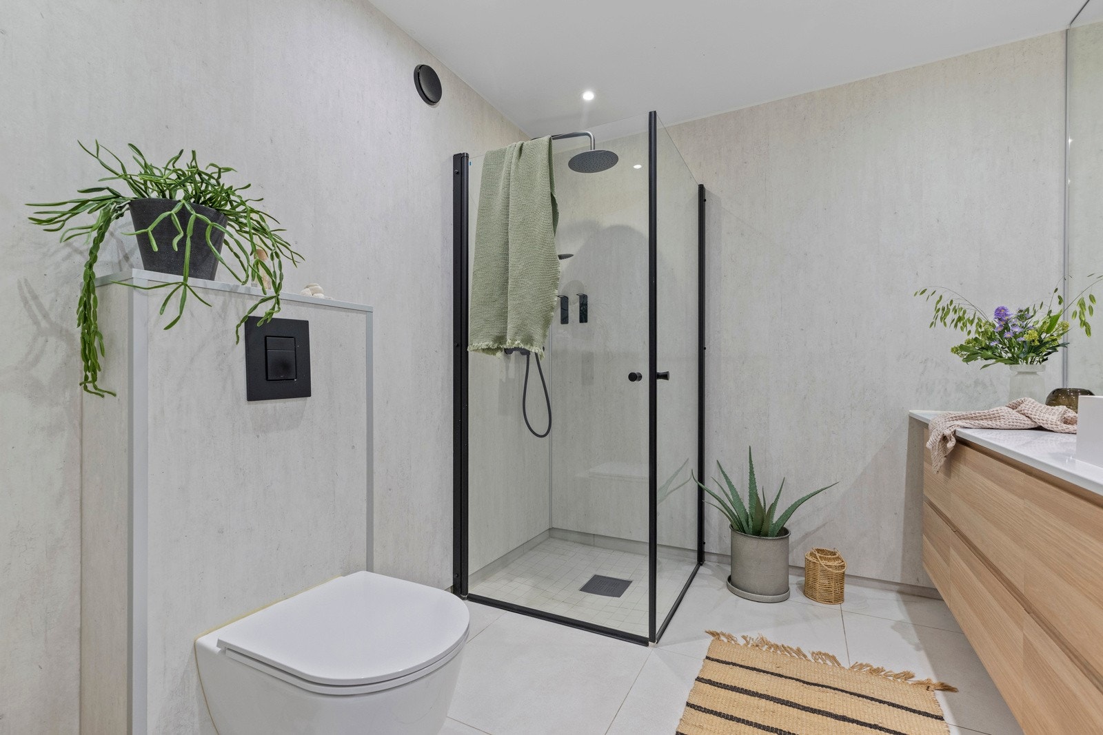 Badet har opplegg for vaskemaskinog det er elektrisk styrt vifte. Galleribilde