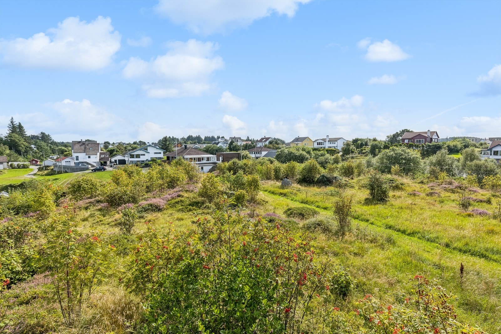 Beliggenhet innerst i blindvei og gode solforhold. Galleribilde