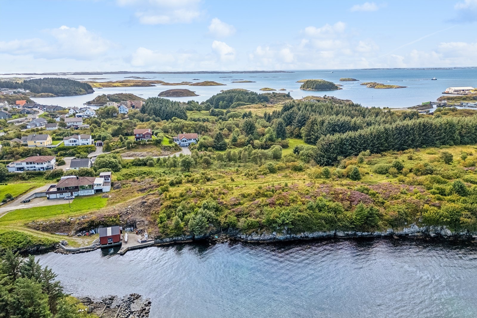 Rolig, barnevennlig område, rett ved sjøen, med kort vei til butikk, idrettsarena, flotte turområder, barnehage og skole. Galleribilde