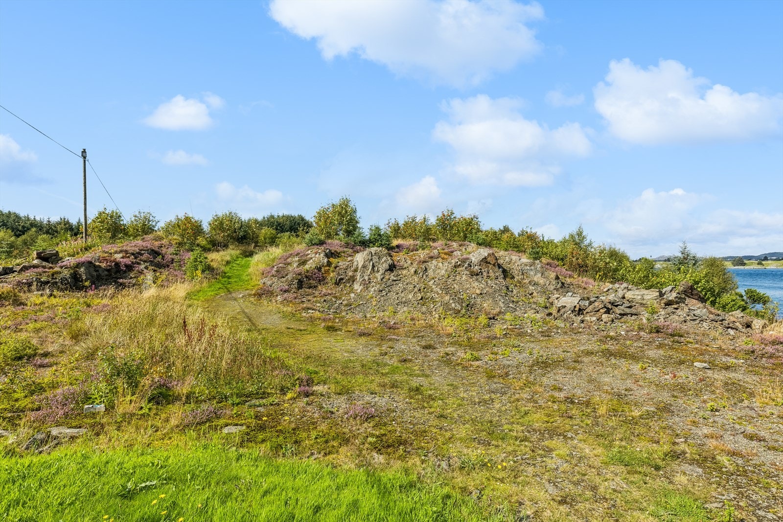 Tomten selges som en råtomt og det er kjøpers ansvar mht. til å søke kommunen for byggemelding, godkjenning, gravearbeider/spregning, tilkobling til vann og avløp, tilkobling til strøm, tinglysning av veiretter etc Galleribilde