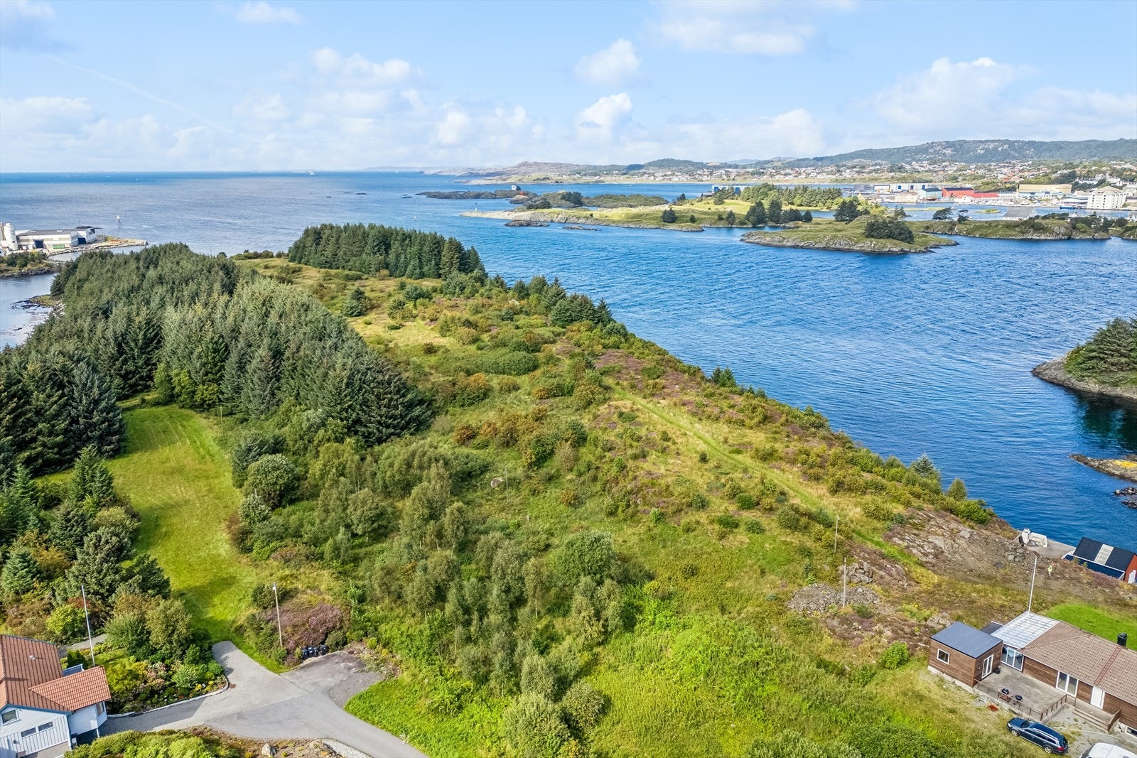 Tomten ligger med flott utsikt ut mot havet og over til Haugesund. Galleribilde