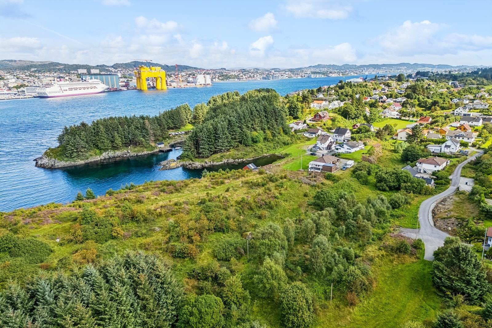 Dette er tomten for deg som ønsker en attraktiv beliggenhet i et populært og veletablert boligområde! Galleribilde