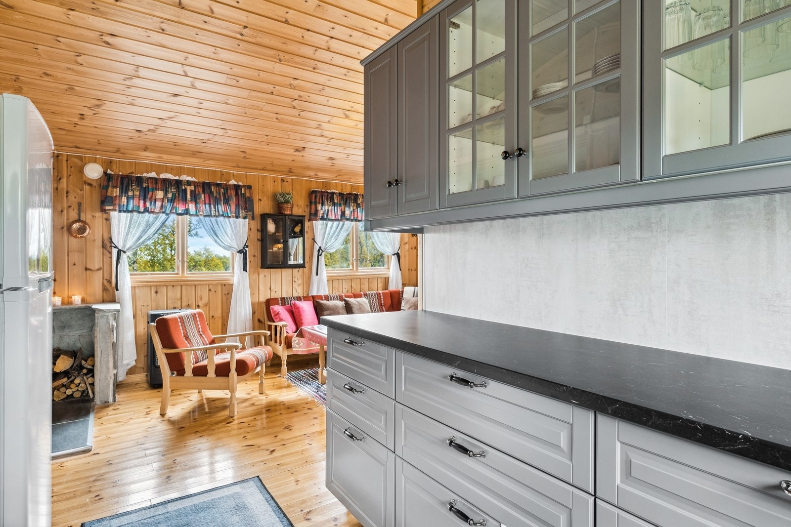 Kjøkkenet har grå innredning i malte folierte plater med over-og underskap, laminat benkeplate i trefylling og oppvaskkum med kran av stål, vann fra dunk/beholder med 12v pumpe tilknyttet kran. Galleribilde