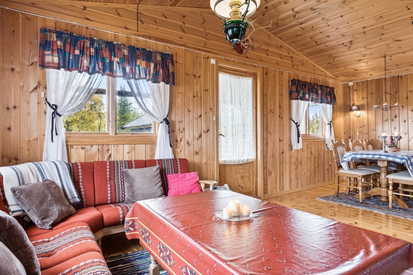 Utgang til terrasse fra stue. Galleribilde