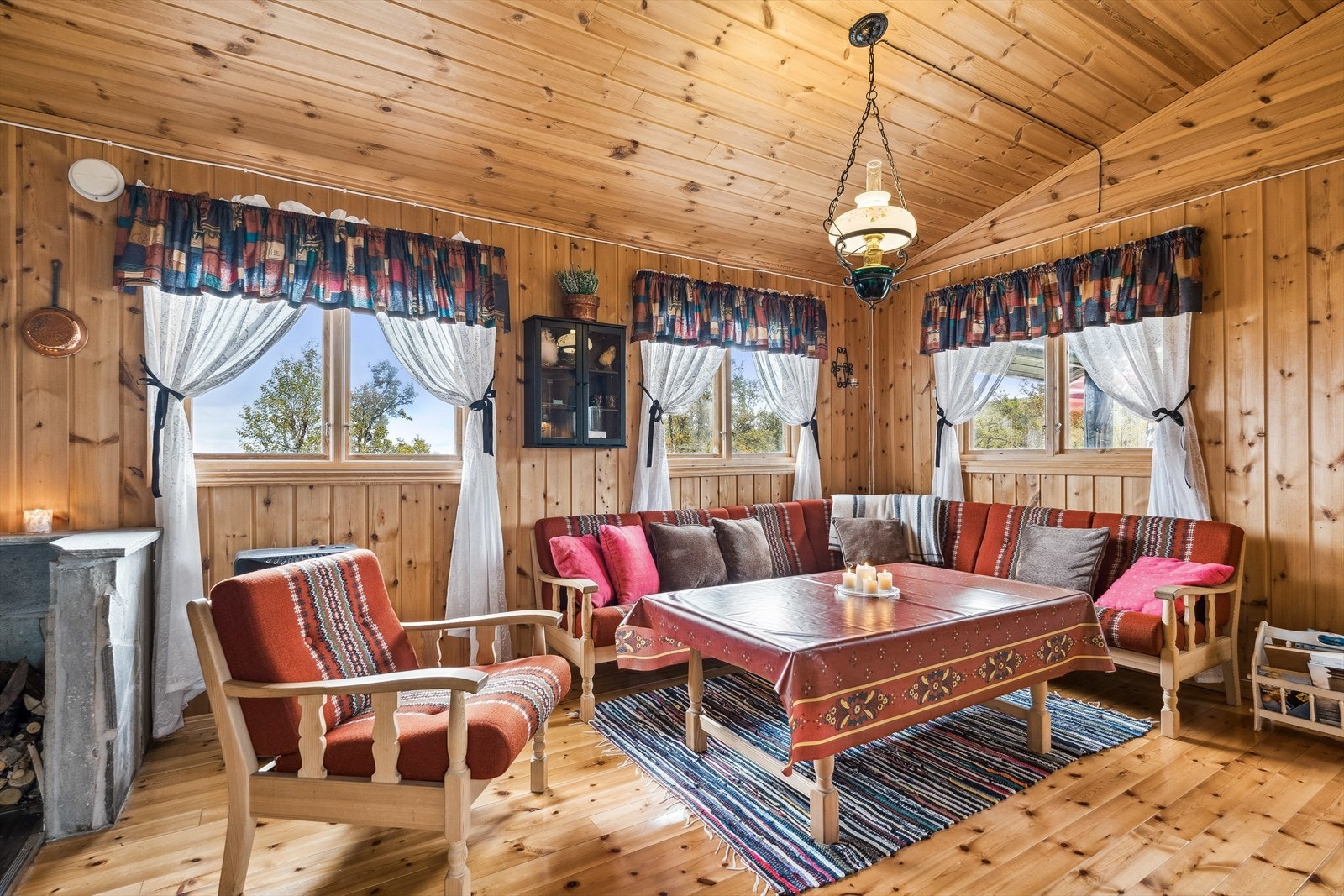 Sofakroken bærer preg av lunhet, og innbyr til avkobling og hyggelige stunder. Galleribilde