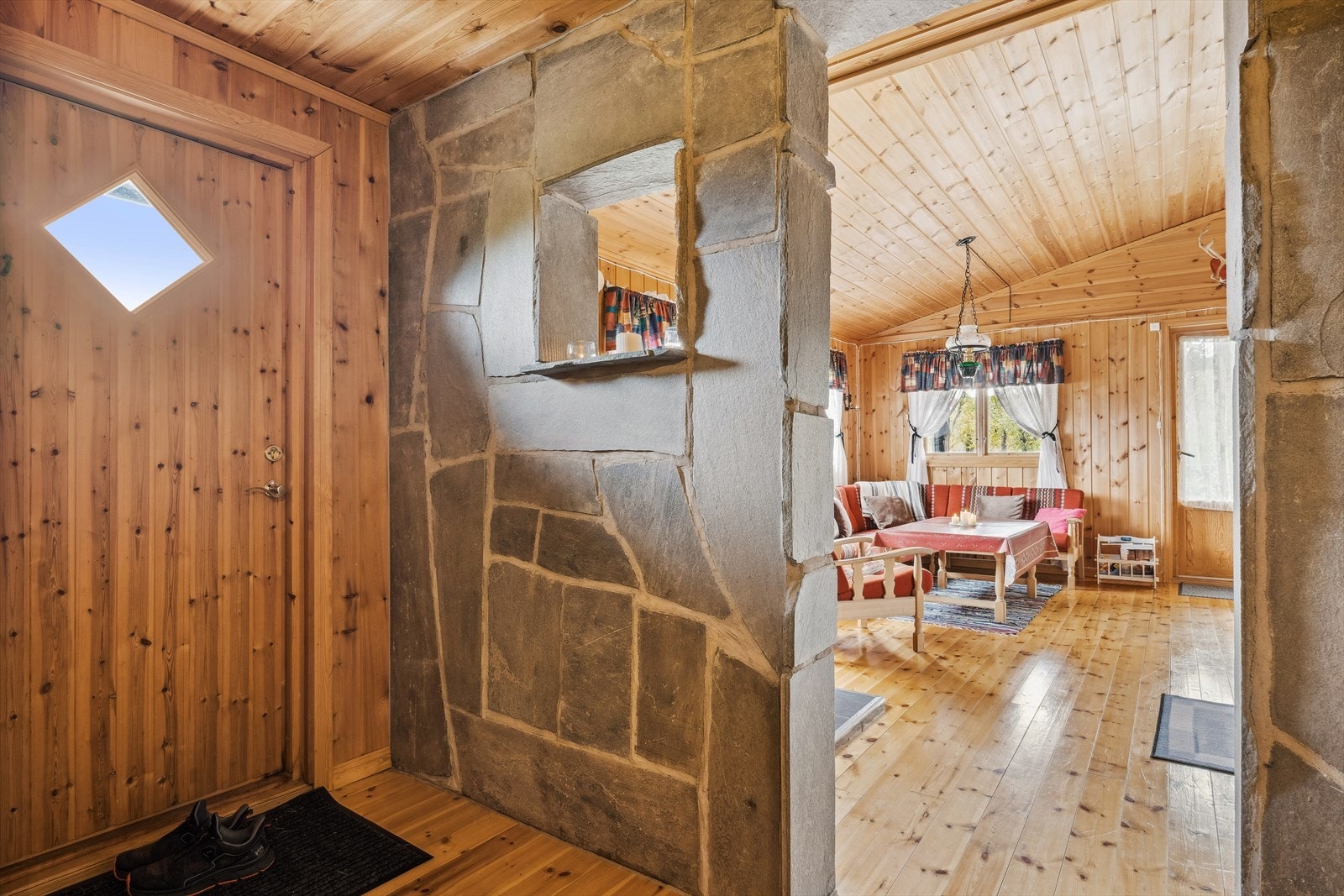 Hytta har liten entré med plass til å henge fra seg yttertøy og sette fra seg sko. Galleribilde