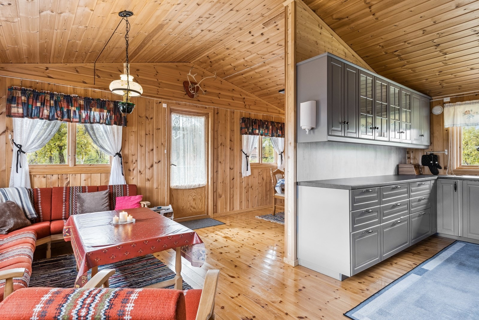 Det er en delvis åpen løsning mellom kjøkken og stue. Galleribilde