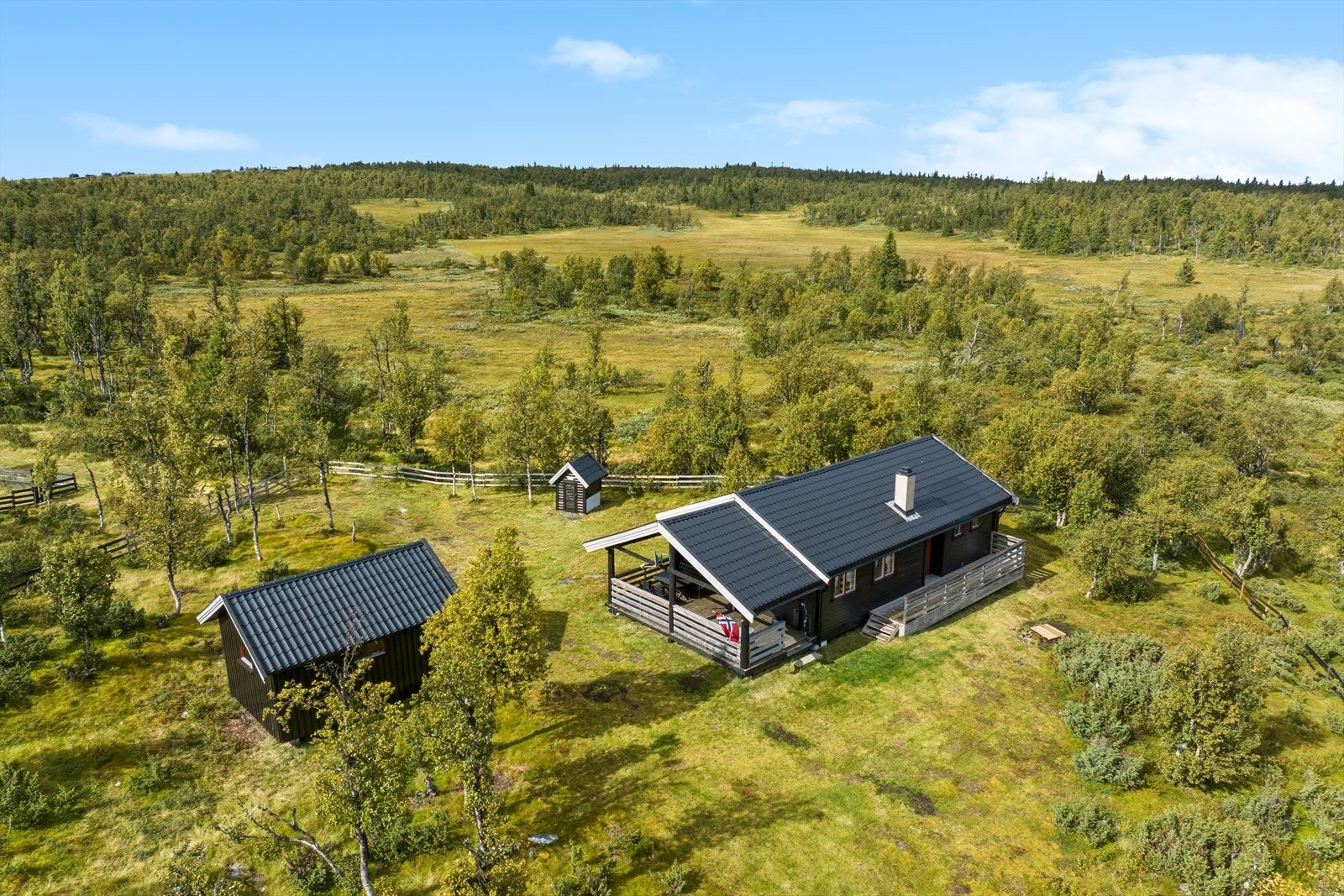 Eiendommen ligger ca. 980 moh, i et område med spredt hyttebebyggelse, samt en del stølsbebyggelse. Galleribilde