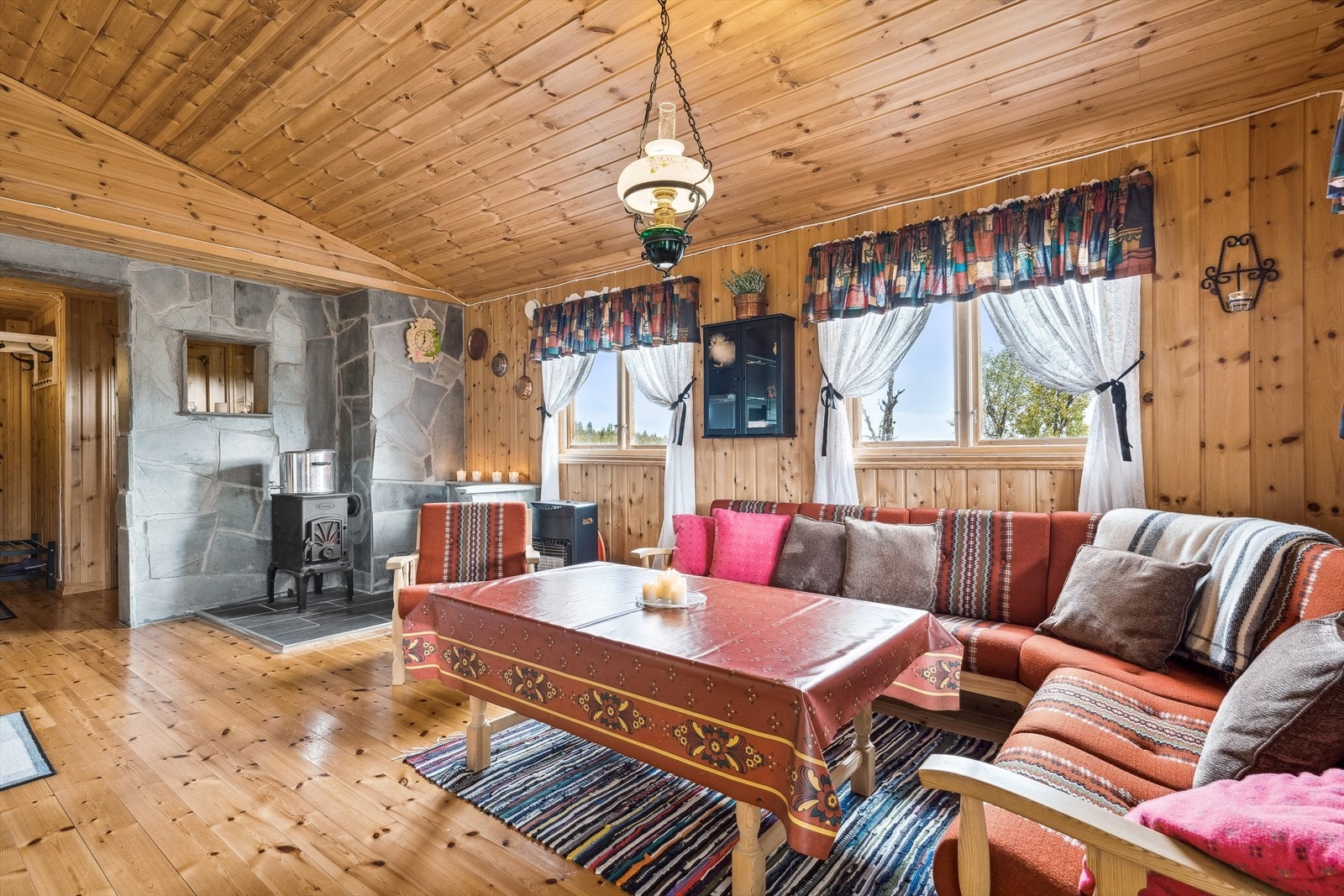 En ovn gir god varme i rommet på kalde dager og en koselig stemning. Galleribilde