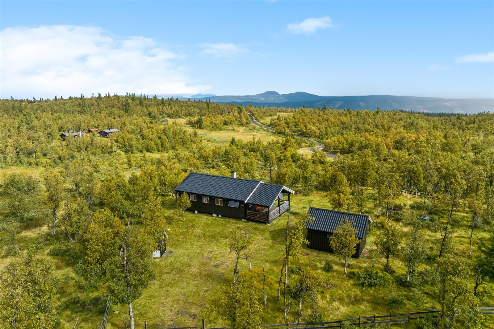 I åpne og frie omgivelser med nydelig utsikt til Rundemellen og Skarvemellen kan du her nyte gode dager i klar, frisk fjelluft. Galleribilde