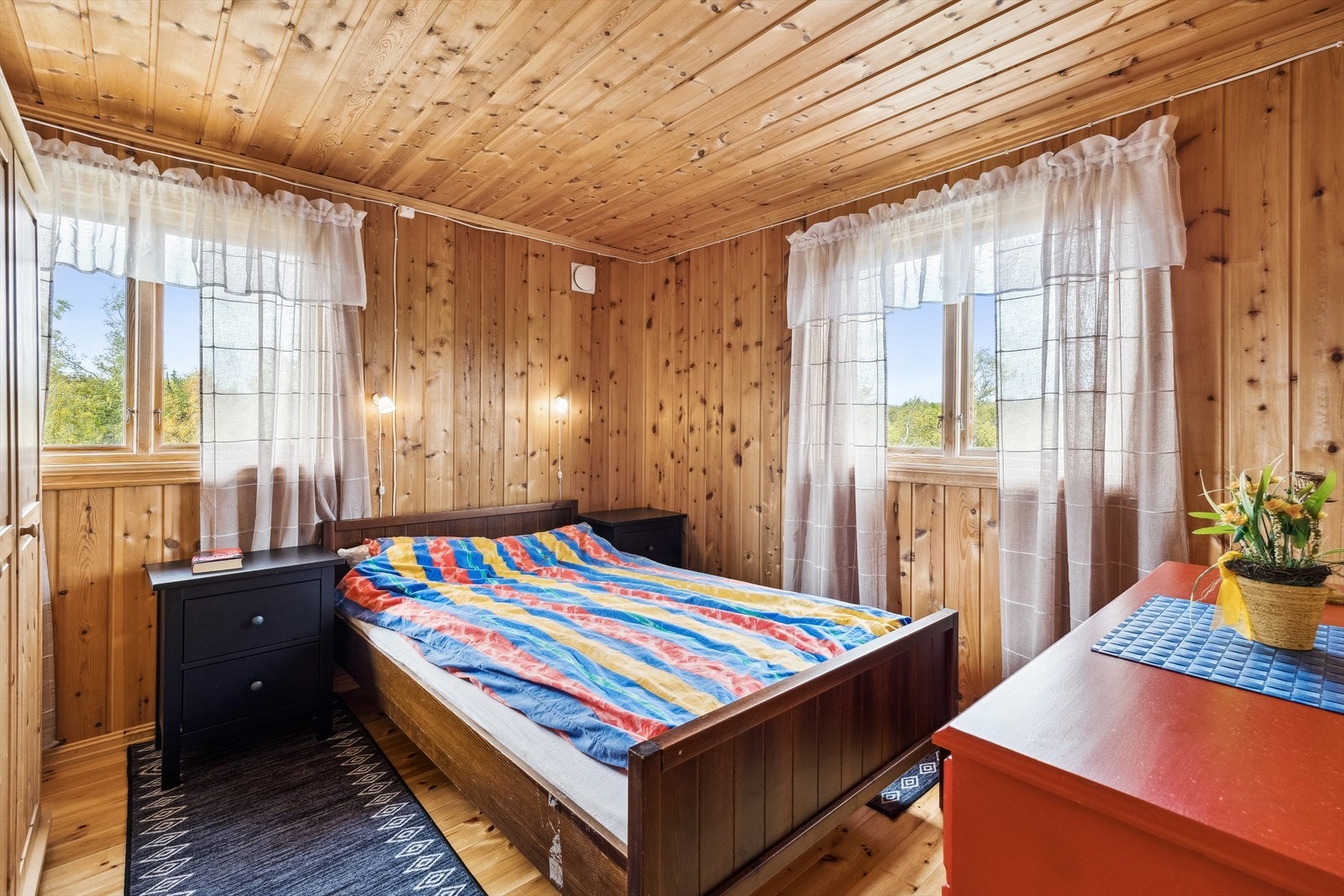 Hovedsoverom med god plass til dobbeltseng og garderobeløsning. Galleribilde