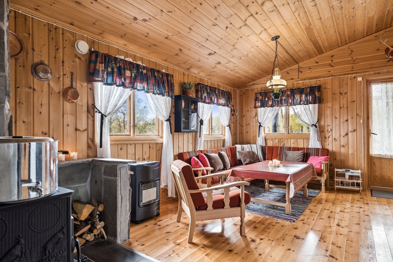 Hva er vel bedre enn å sette seg ned nær peisflammene etter en lang dag ute i frisk luft og flott natur? Galleribilde