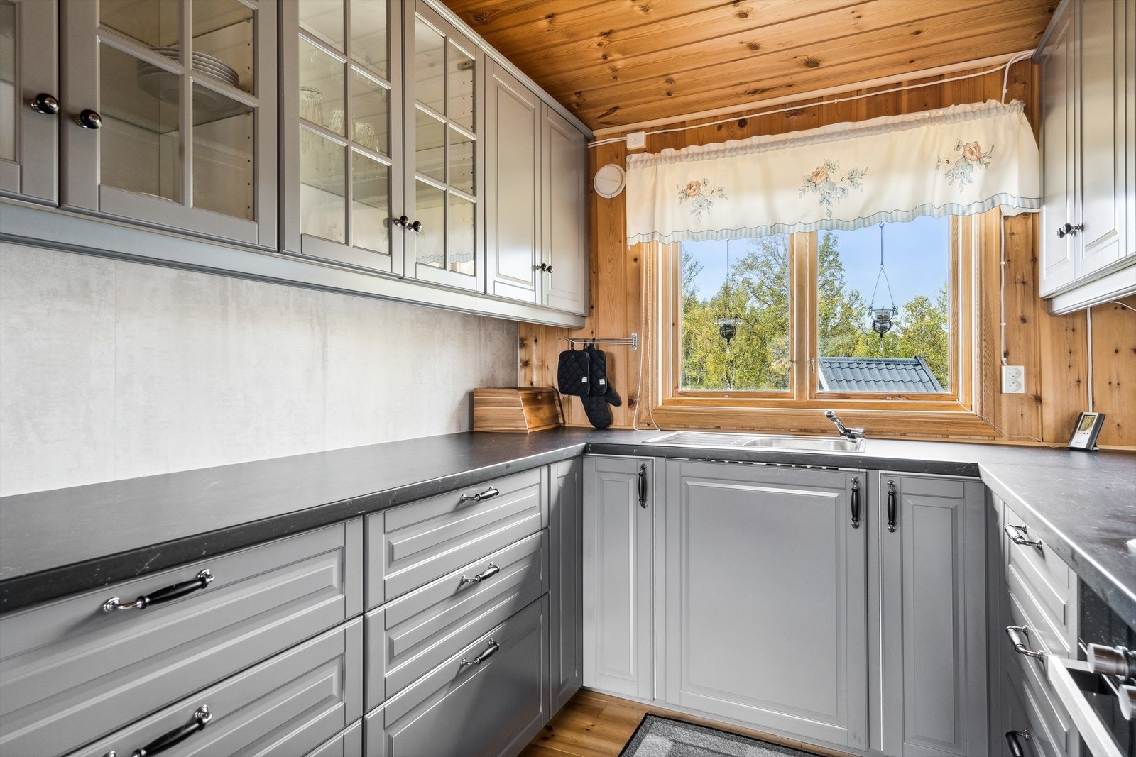 Kjøkkenet er lyst og trivelig, med god oppbevaringsplass og alt som skal til for å kunne tilberede og servere gode måltider til venner og familie. Galleribilde