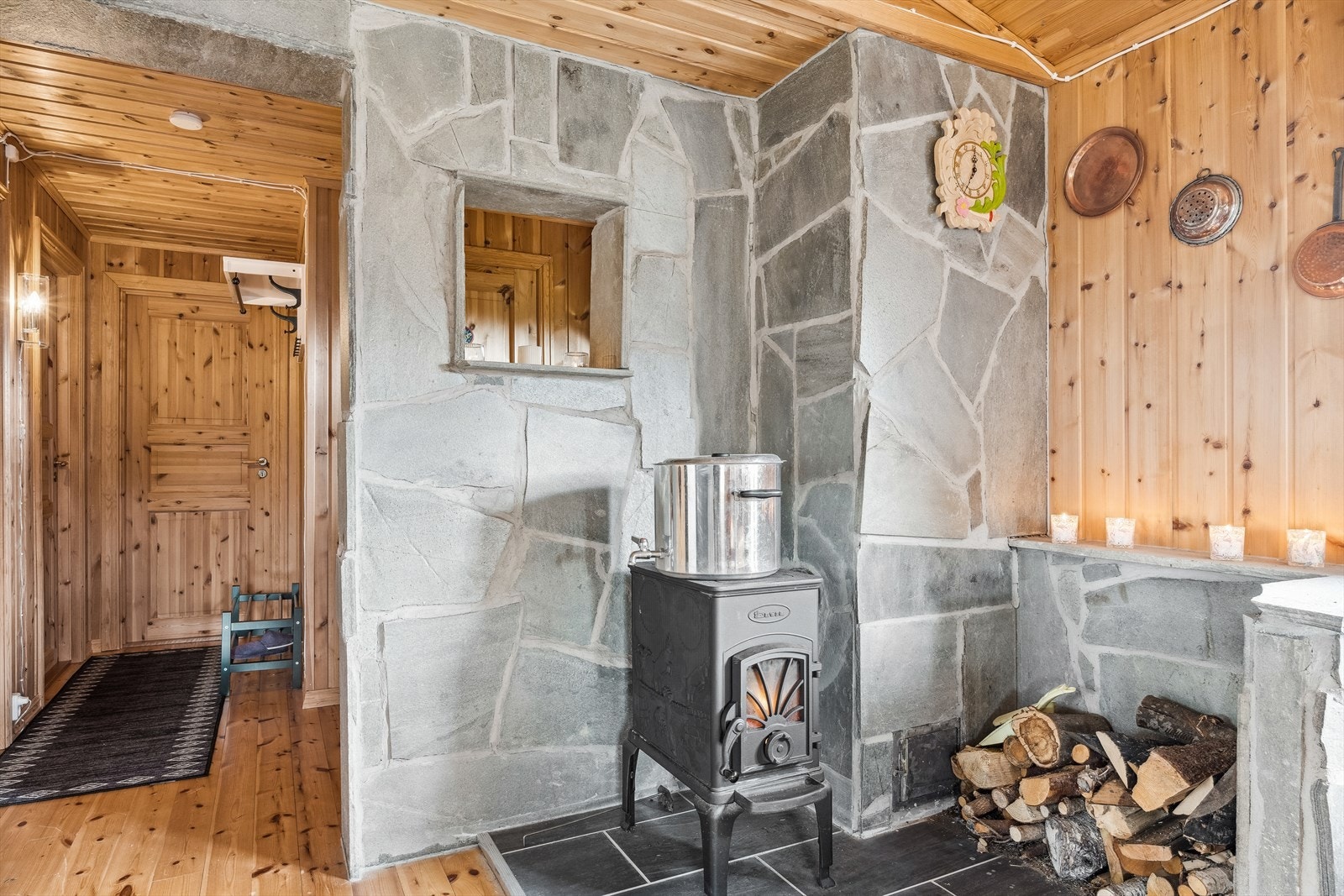 Pipa er kledd med skifer bruddheller, og fremstår som et eget møbel i stuen. Galleribilde