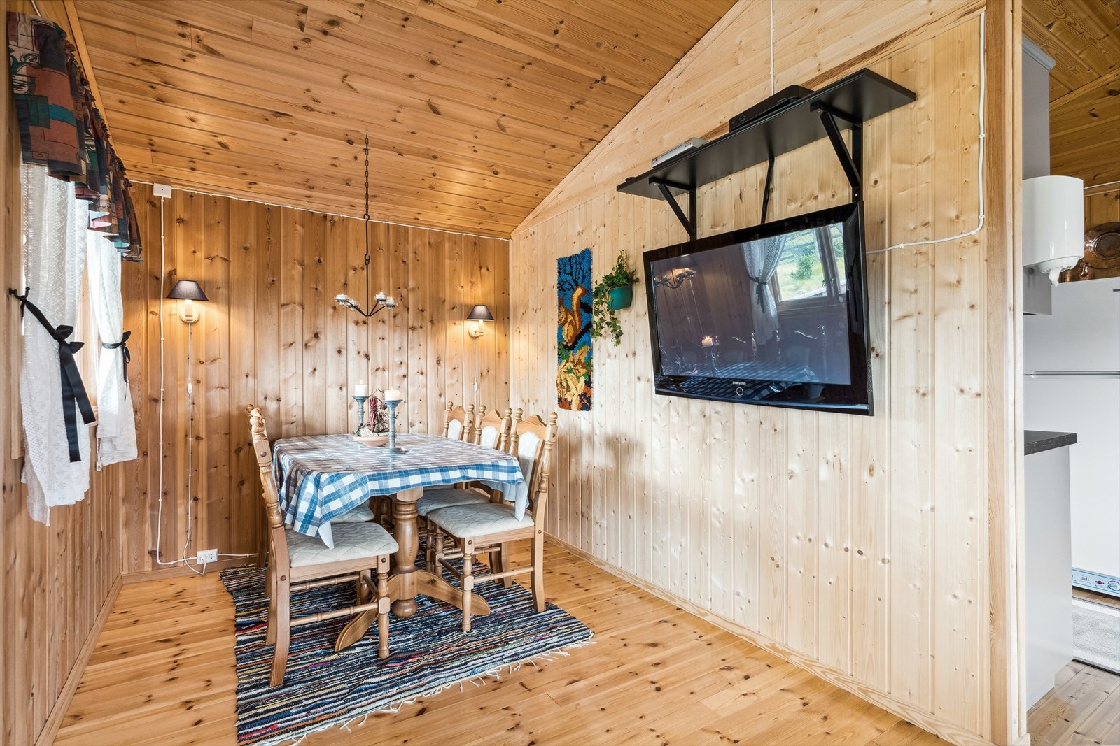 Stuen er praktisk inndelt slik at man lett kan møblere med flere sittesoner. Galleribilde